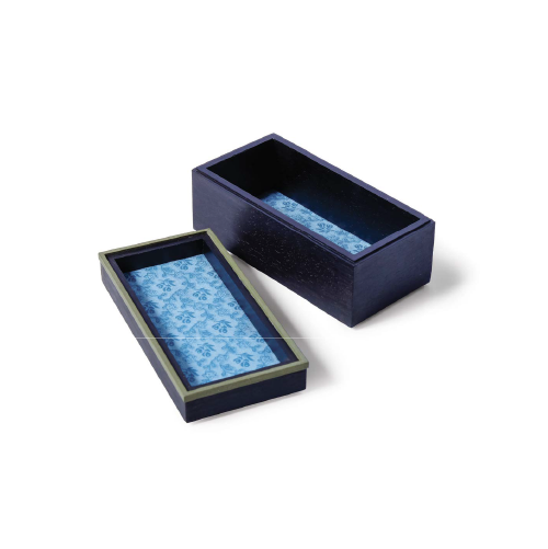Caja rectangular azul oscuro acolchada