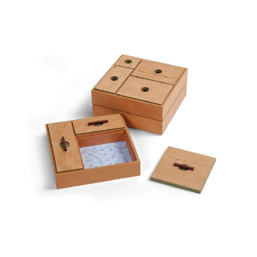 Caja cuadrada natural con compartimentos